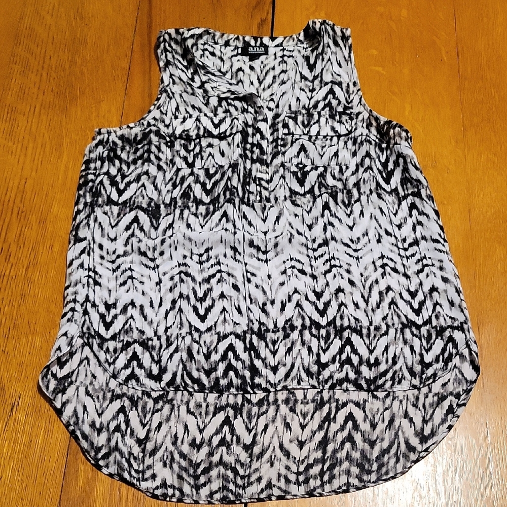 a.n.a Black and White Patterned Sleeveless Blouse